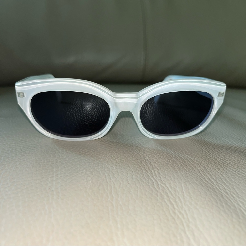 LIZ CLAIBORNE UV Sunglasses Oval Square White Plastic Gold Accent Italy Made Vtg - Picture 15 of 16